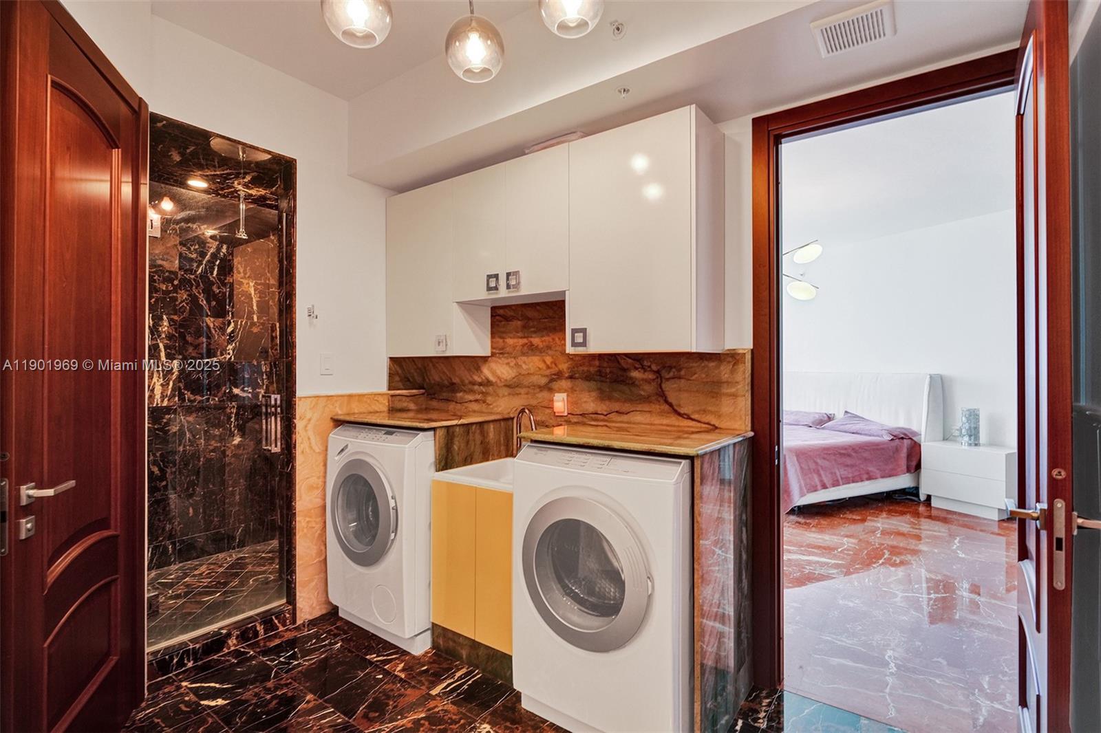 Ver detalles 3809 2 / 3 1722 sq. ft. $ 2025-10-24 0 foto