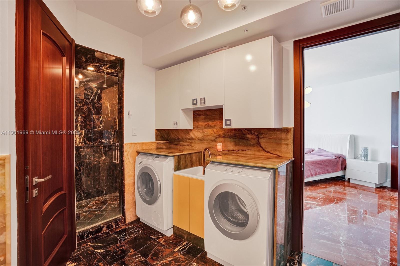 Ver detalles 3809 2 / 3 1722 sq. ft. $ 2025-10-24 0 foto