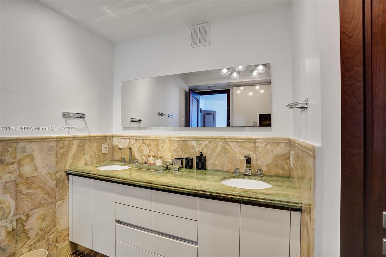 Ver detalles 3809 2 / 3 1722 sq. ft. $ 2025-10-24 0 foto