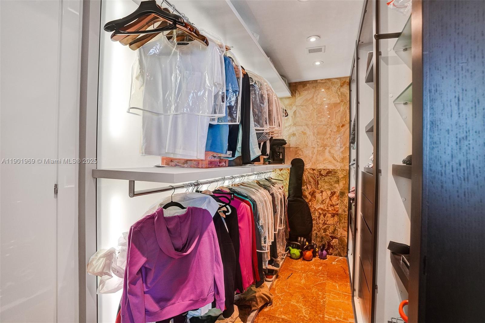 Ver detalles 3809 2 / 3 1722 sq. ft. $ 2025-10-24 0 foto