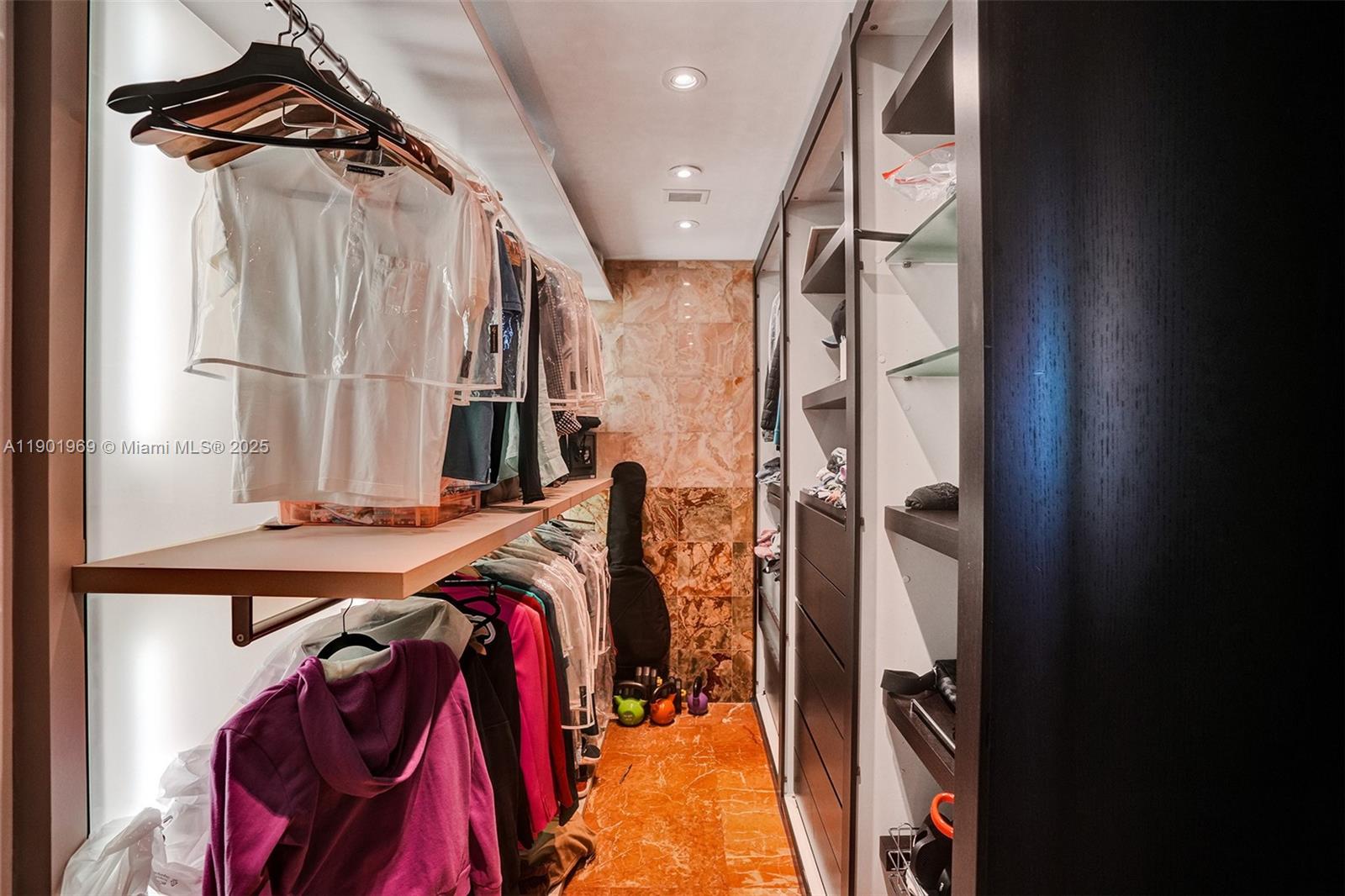 Ver detalles 3809 2 / 3 1722 sq. ft. $ 2025-10-24 0 foto