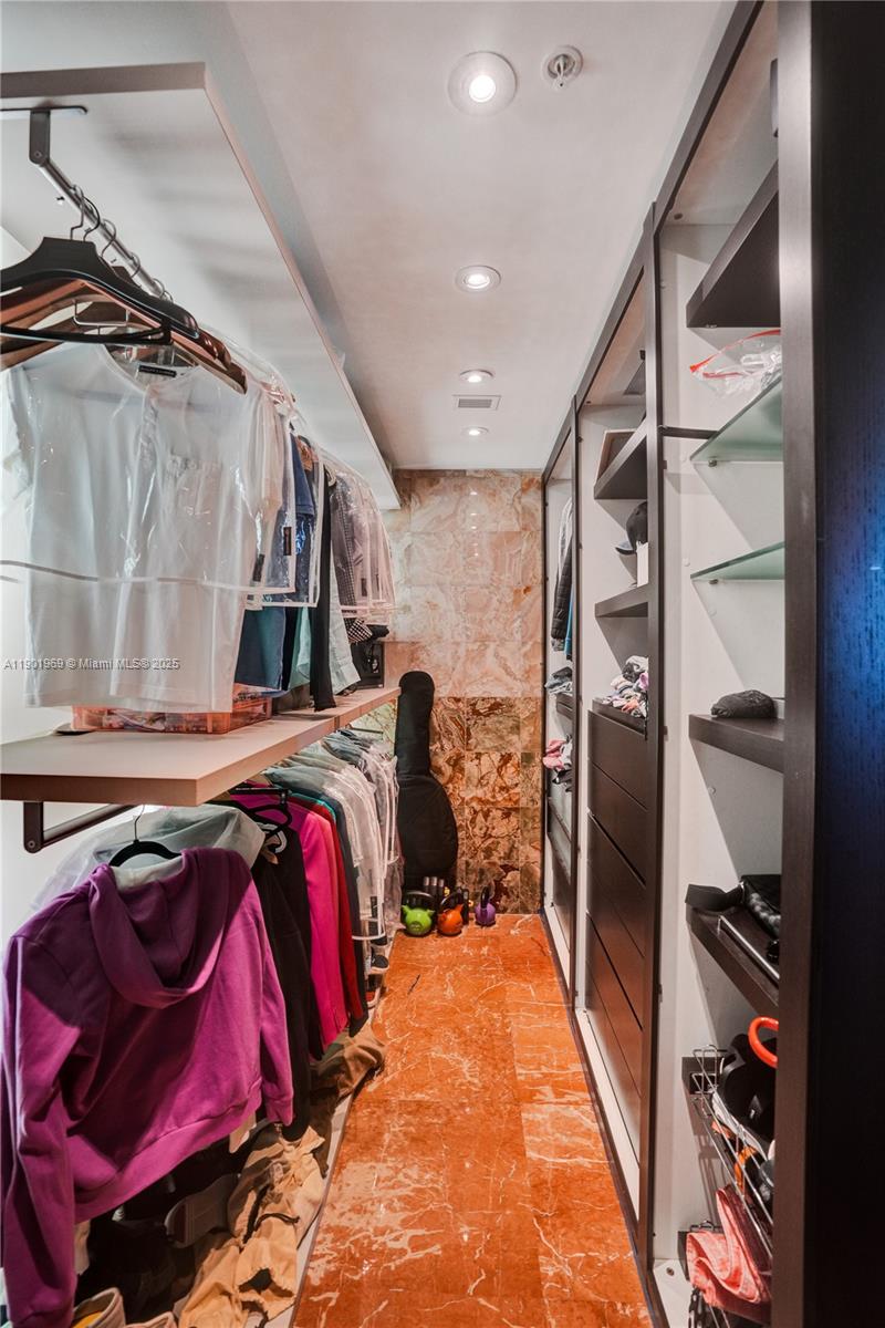 Ver detalles 3809 2 / 3 1722 sq. ft. $ 2025-10-24 0 foto