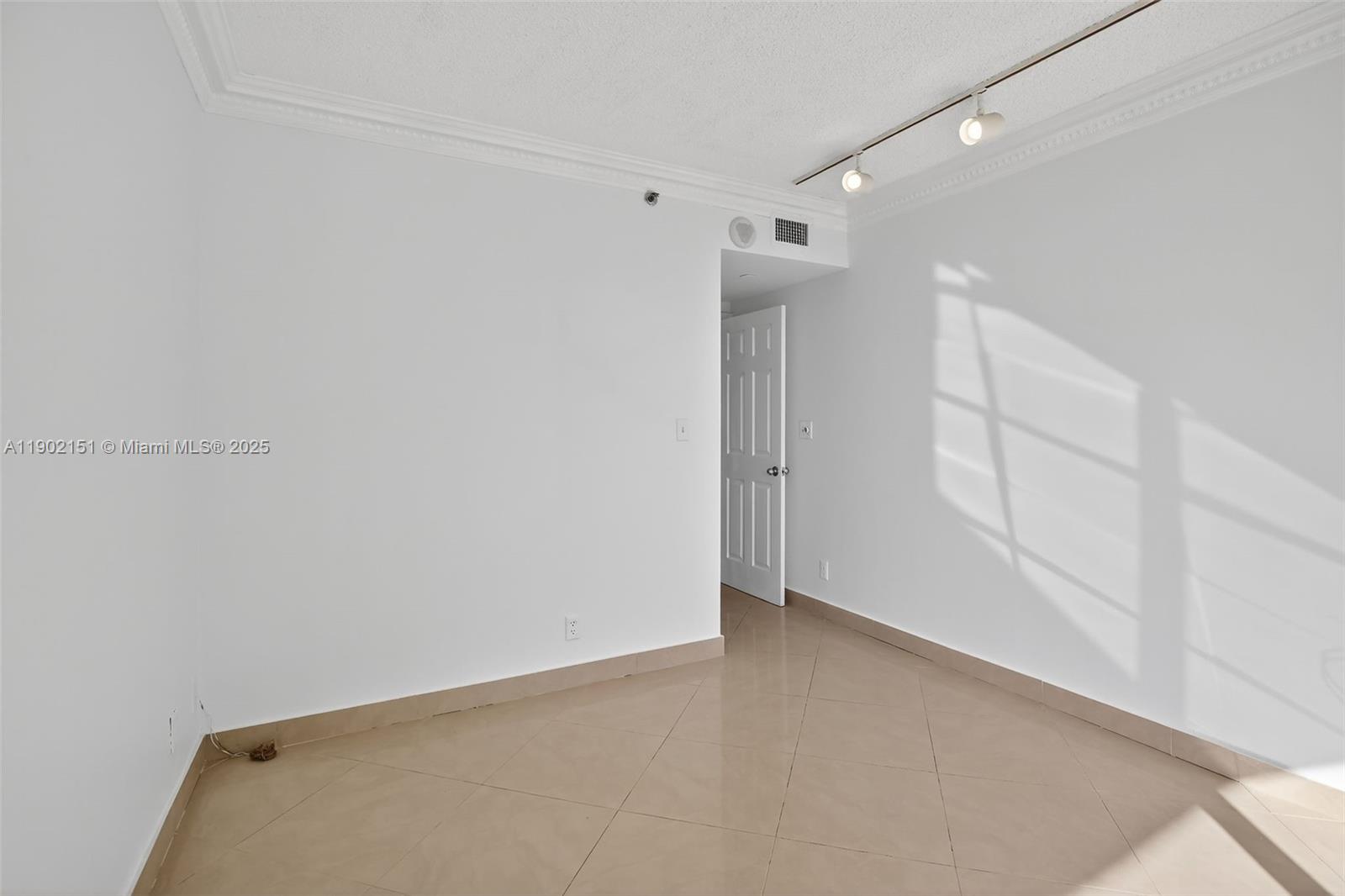 Photo of 20185 Country Club Dr #1405, Aventura, Florida, 33180 -