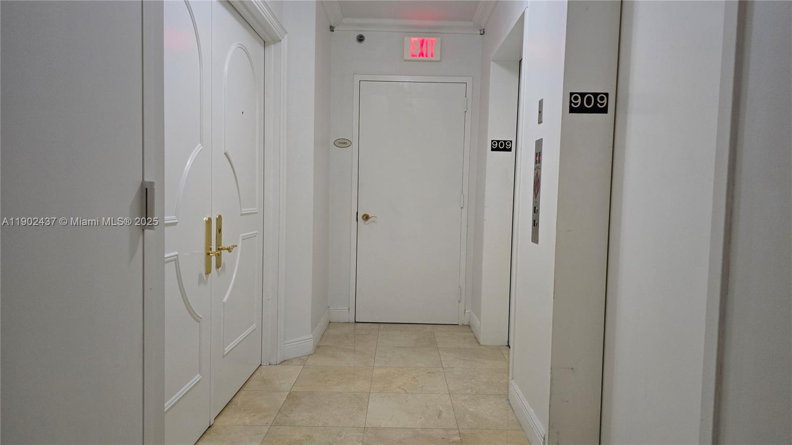 Photo of 19333 Collins Ave #909, Sunny Isles Beach, Florida, 33160 - Private elevator vestibule