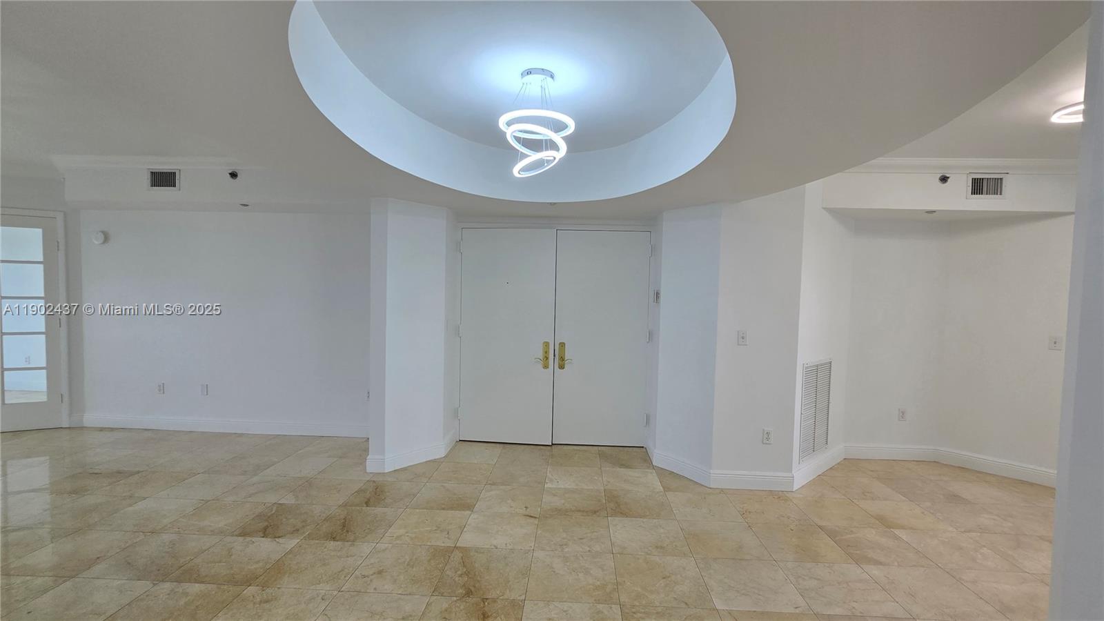 Photo of 19333 Collins Ave #909, Sunny Isles Beach, Florida, 33160 - Hall entrance unit