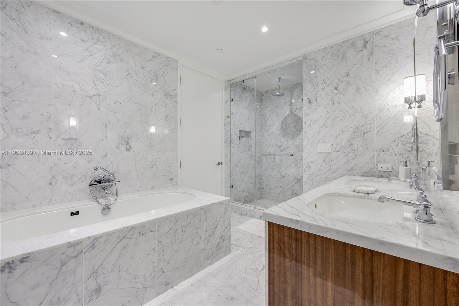 Подробнее 1402 3 / 4 2137 кв.футов $ 2025-10-24 0 Фото