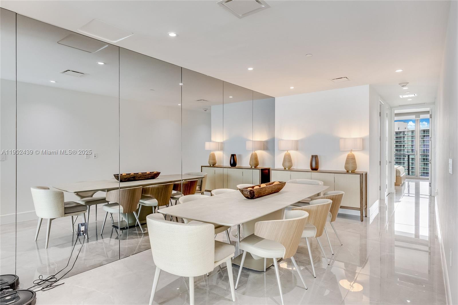 Подробнее 1402 3 / 4 2137 кв.футов $ 2025-10-24 0 Фото