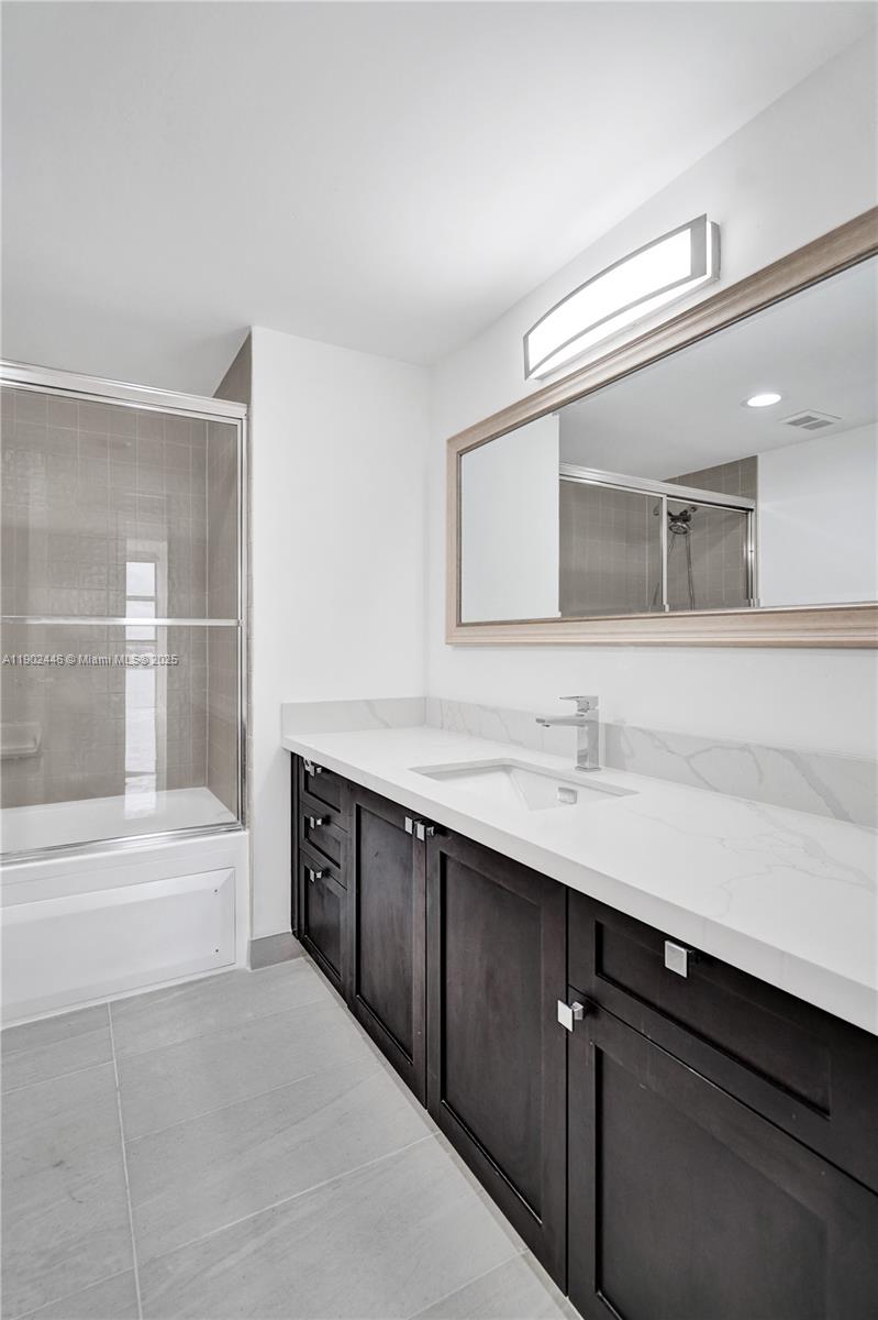 See details 1612 2 / 2 1350 sq. ft. $ 2025-10-24 0 Photo