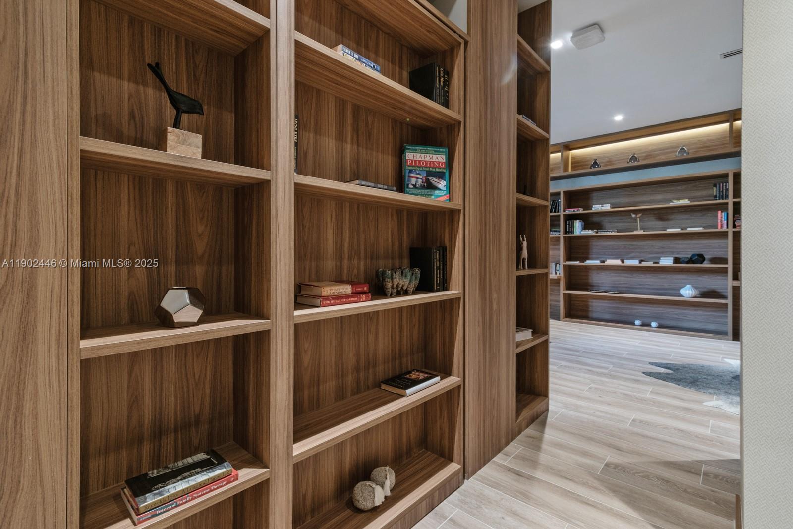 See details 1612 2 / 2 1350 sq. ft. $ 2025-10-24 0 Photo