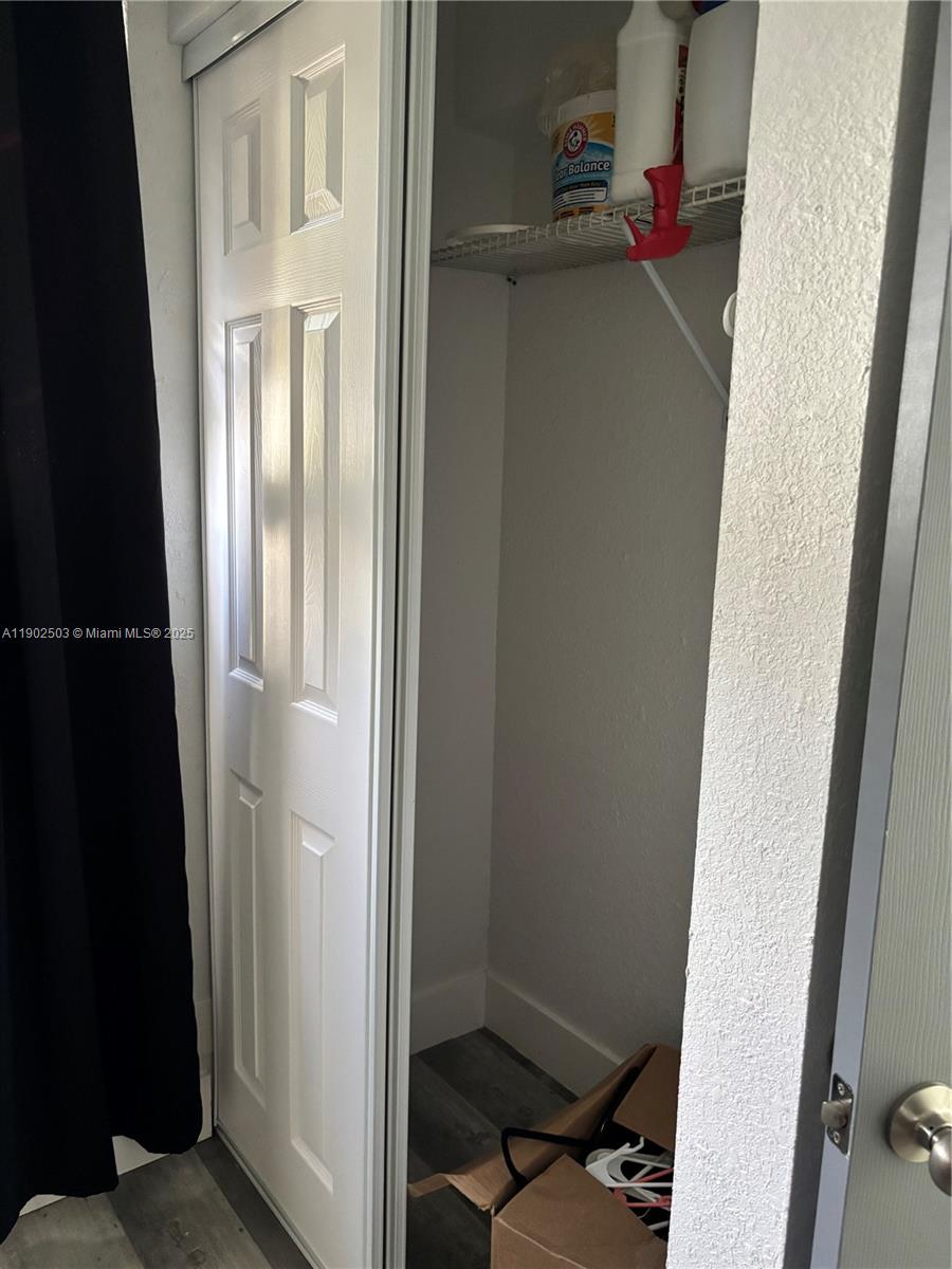 See details 6541 4 / 2 1518 sq. ft. $ 2025-11-20 0 Photo