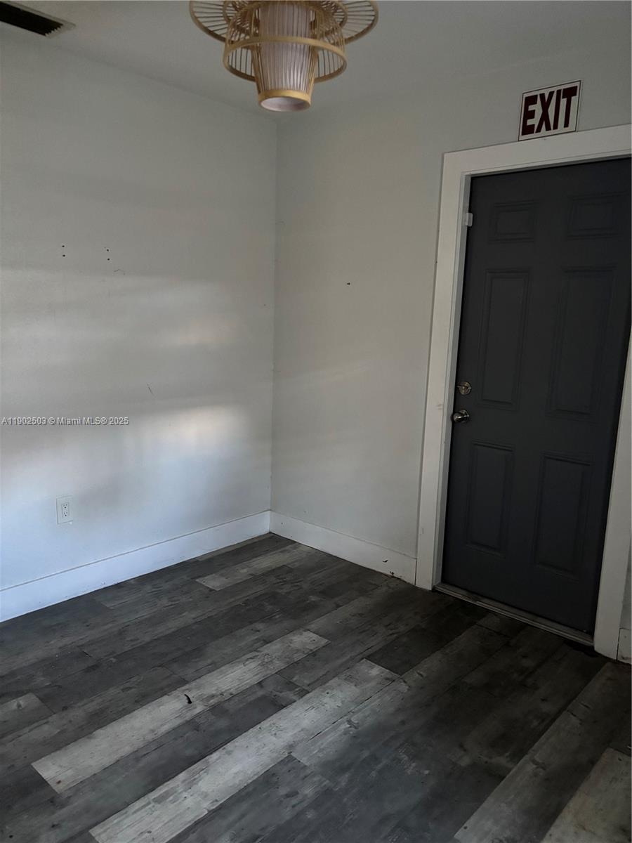 See details 6541 4 / 2 1518 sq. ft. $ 2025-11-20 0 Photo