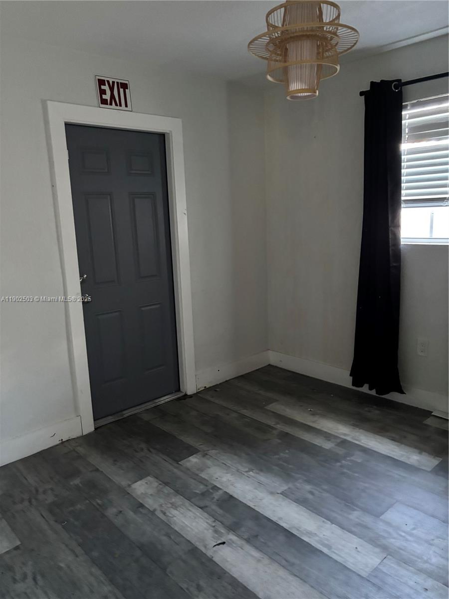 See details 6541 4 / 2 1518 sq. ft. $ 2025-11-20 0 Photo