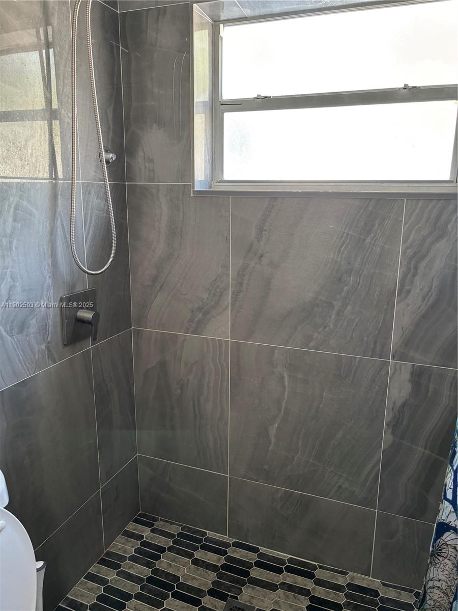 See details 6541 4 / 2 1518 sq. ft. $ 2025-11-20 0 Photo