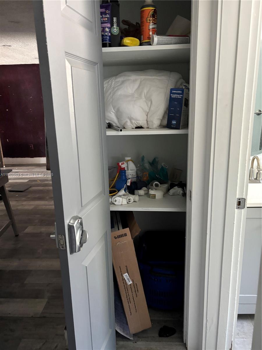 See details 6541 4 / 2 1518 sq. ft. $ 2025-11-20 0 Photo