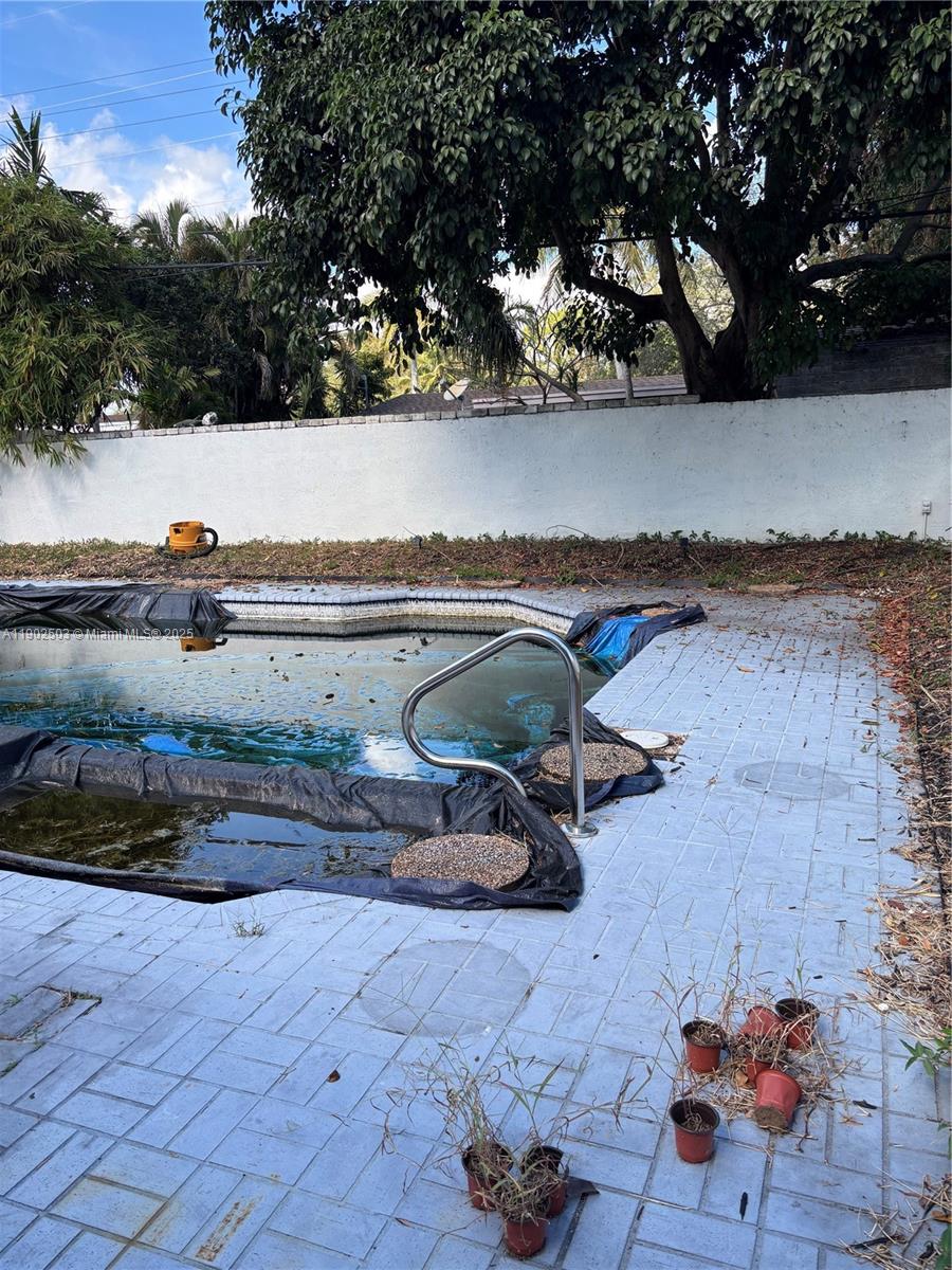 See details 6541 4 / 2 1518 sq. ft. $ 2025-11-20 0 Photo