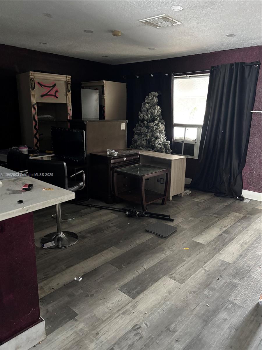 See details 6541 4 / 2 1518 sq. ft. $ 2025-11-20 0 Photo