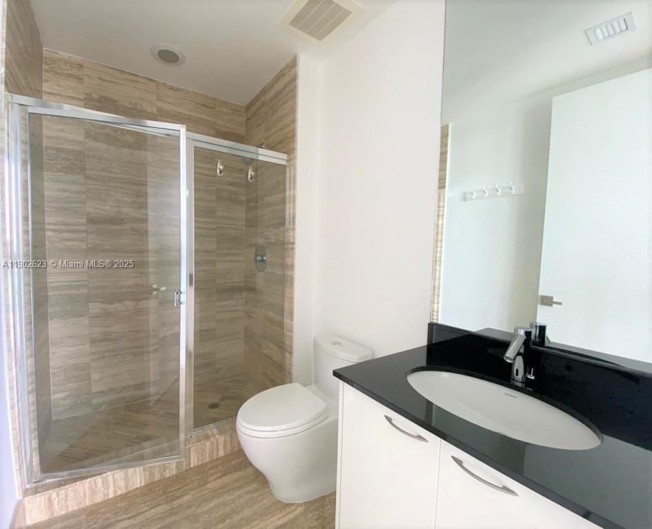 See details 2401 3 / 4 2768 sq. ft. $ 2025-10-25 0 Photo