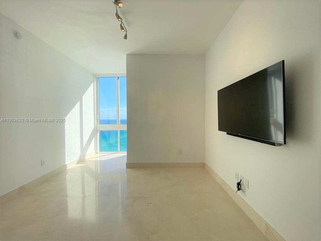 See details 2401 3 / 4 2768 sq. ft. $ 2025-10-25 0 Photo