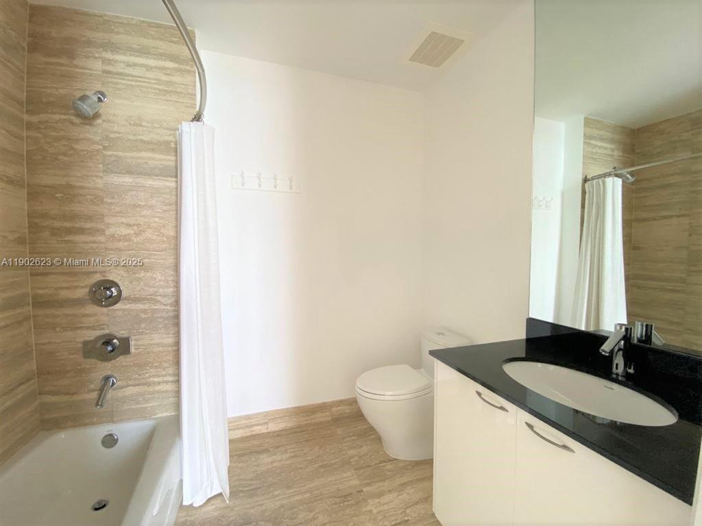 See details 2401 3 / 4 2768 sq. ft. $ 2025-10-25 0 Photo