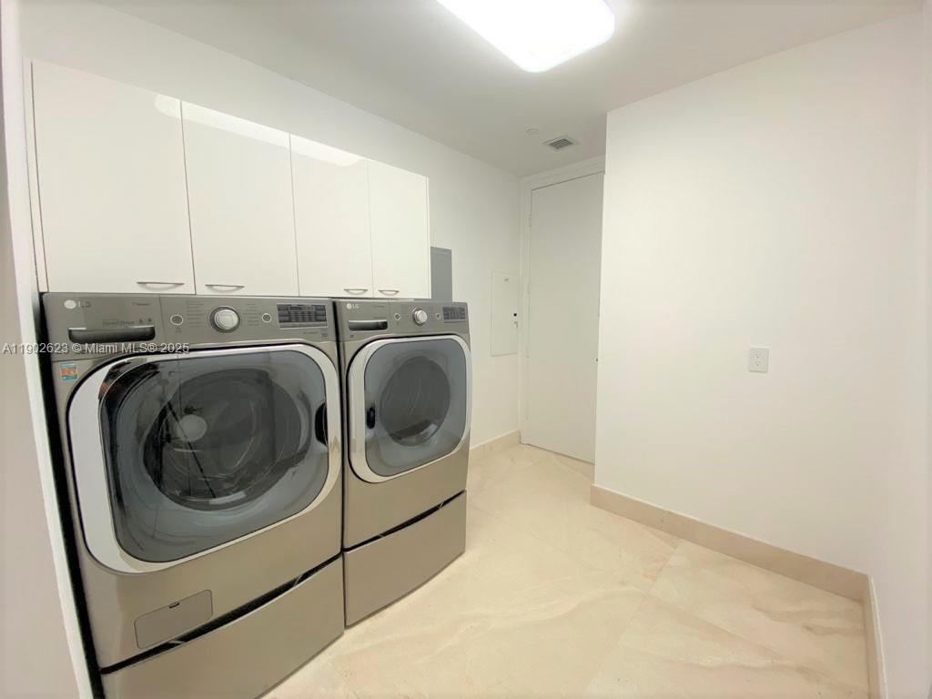 See details 2401 3 / 4 2768 sq. ft. $ 2025-10-25 0 Photo