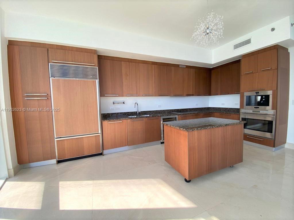 See details 2401 3 / 4 2768 sq. ft. $ 2025-10-25 0 Photo