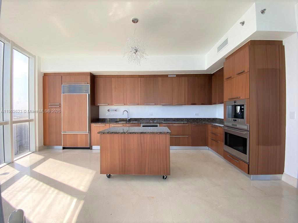 See details 2401 3 / 4 2768 sq. ft. $ 2025-10-25 0 Photo