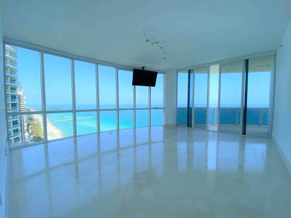 See details 2401 3 / 4 2768 sq. ft. $ 2025-10-25 0 Photo