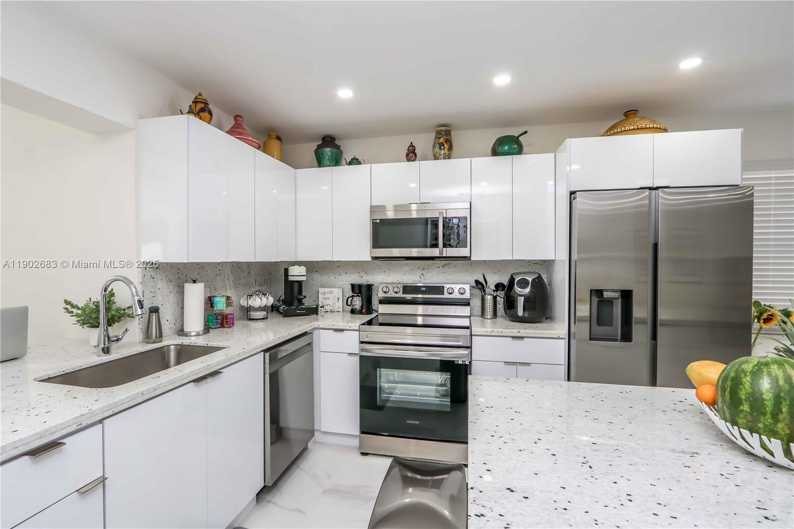 Подробнее   /  2505 кв.футов $ 2025-10-25 0 Фото