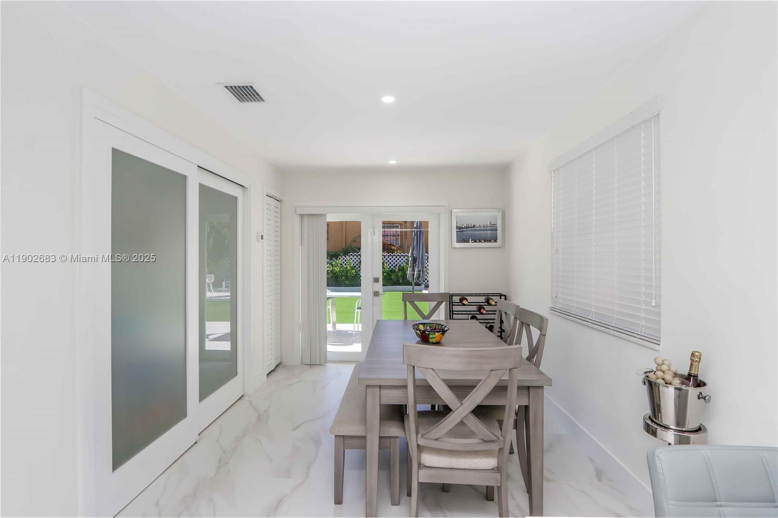 Подробнее   /  2505 кв.футов $ 2025-10-25 0 Фото