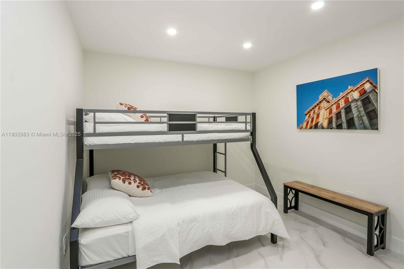 Подробнее   /  2505 кв.футов $ 2025-10-25 0 Фото