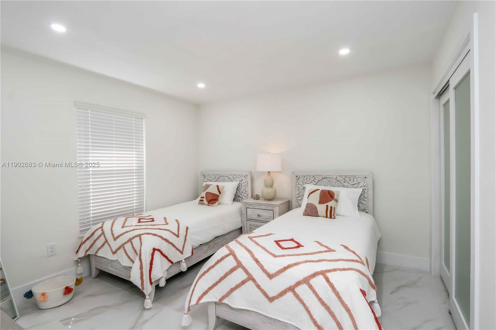 Подробнее   /  2505 кв.футов $ 2025-10-25 0 Фото