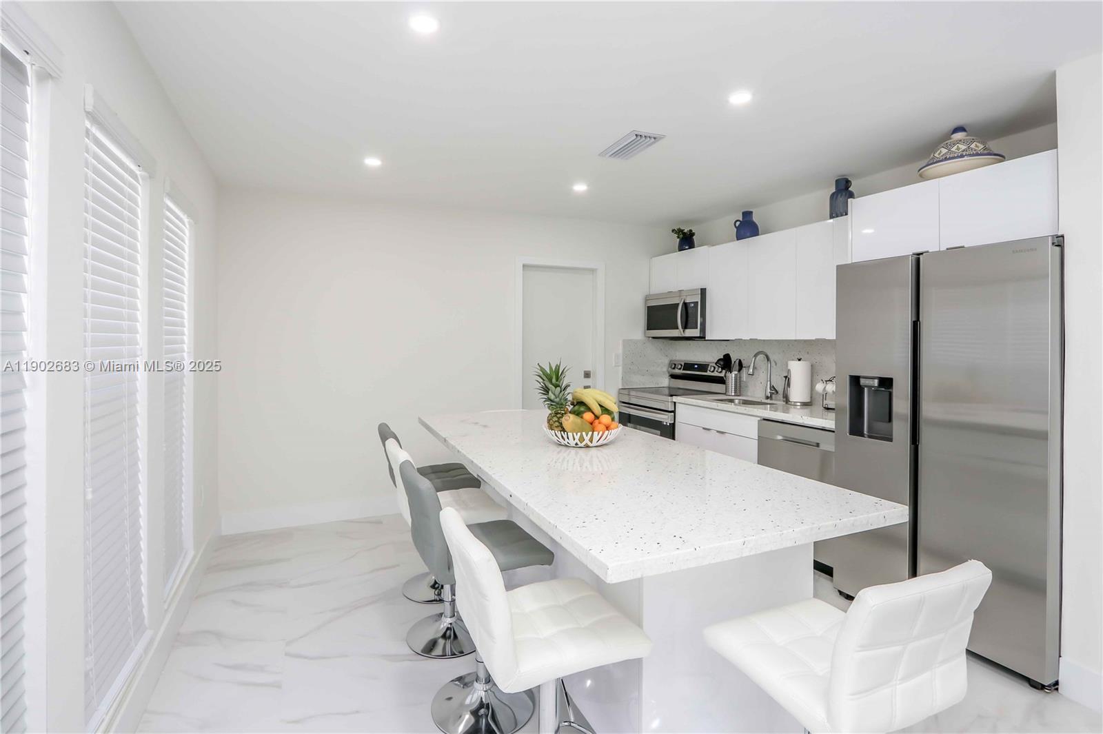 Подробнее   /  2505 кв.футов $ 2025-10-25 0 Фото