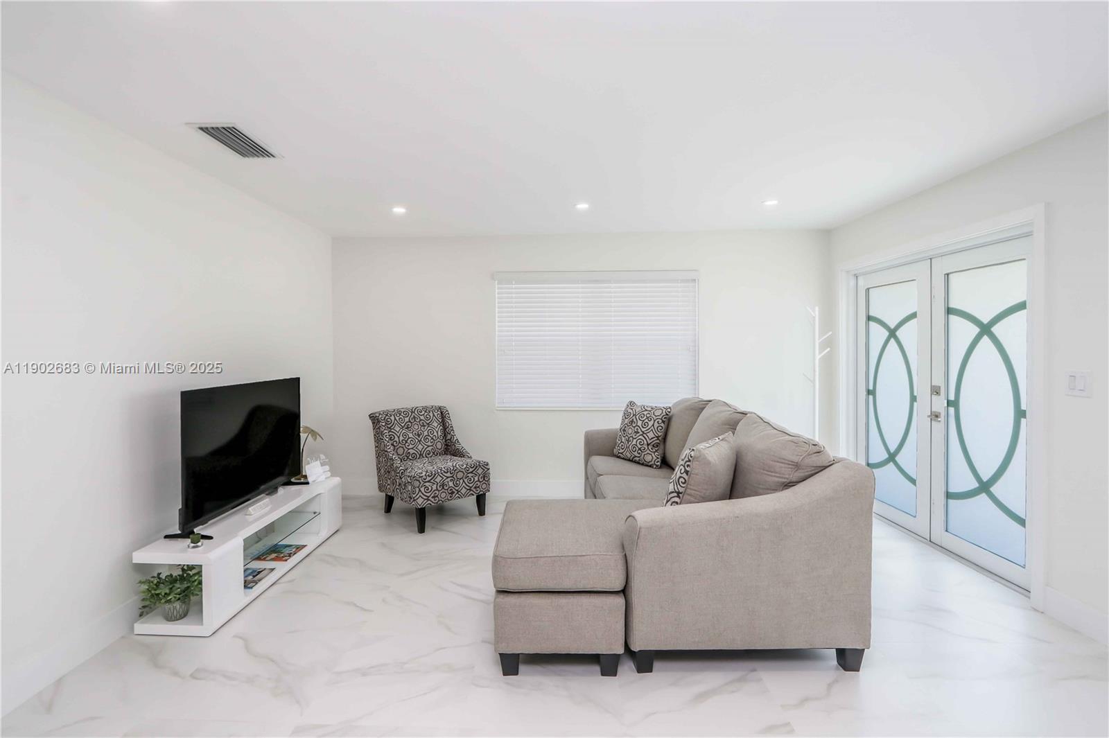 Подробнее   /  2505 кв.футов $ 2025-10-25 0 Фото