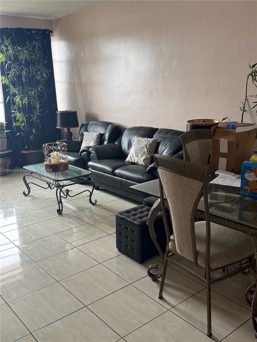 Ver detalles 715 1 / 1 793 sq. ft. $ 2026-05-18 0 foto