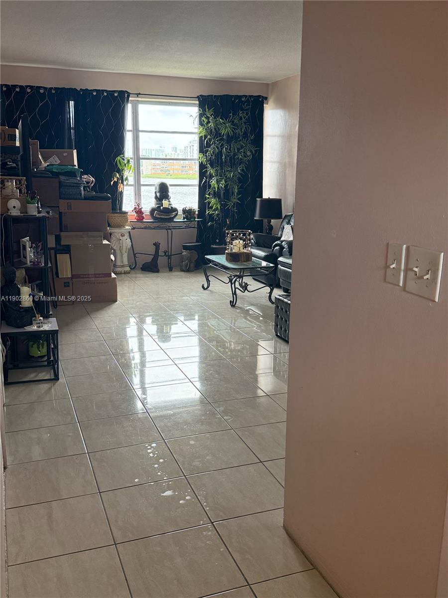 Ver detalles 715 1 / 1 793 sq. ft. $ 2026-05-18 0 foto