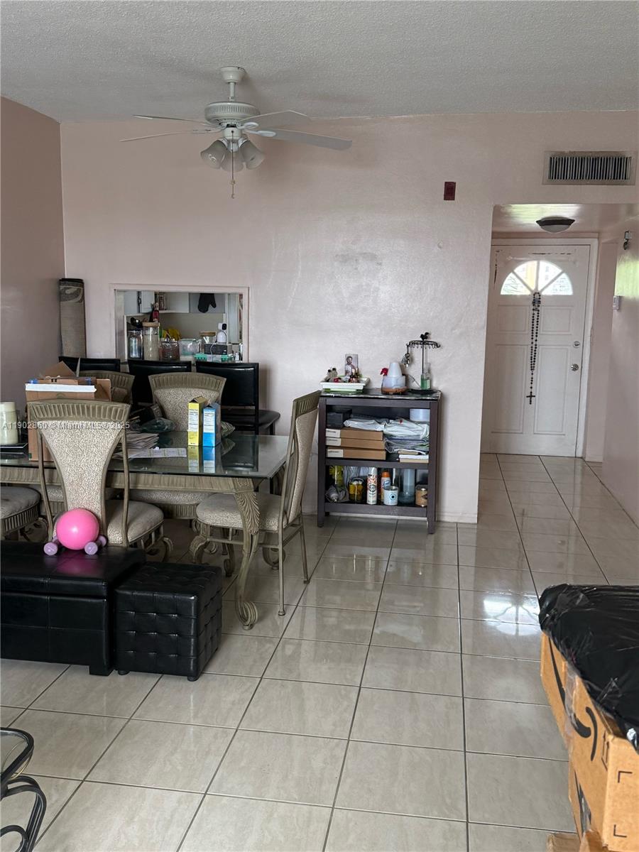 Ver detalles 715 1 / 1 793 sq. ft. $ 2026-05-18 0 foto