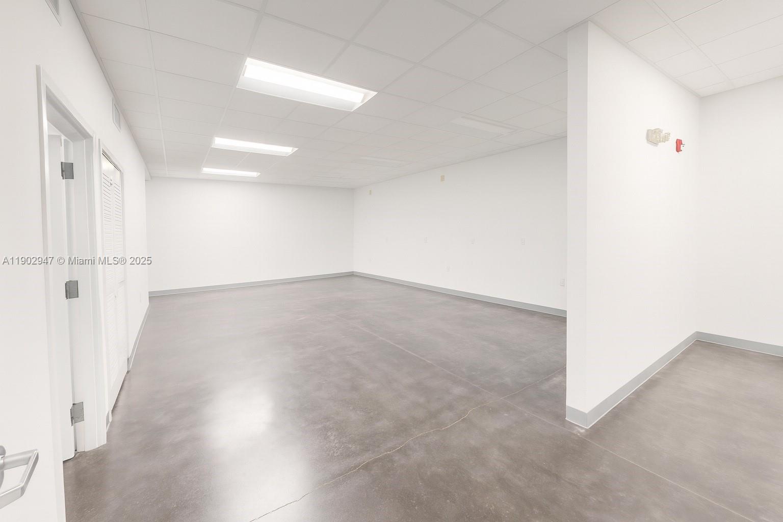 See details   /   sq. ft. $ 2025-10-27 0 Photo