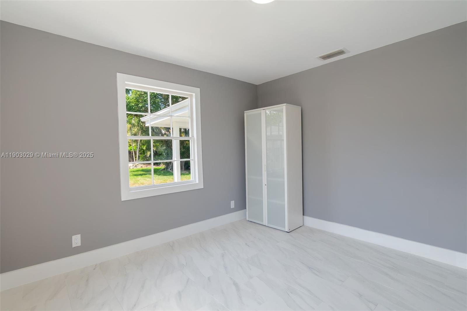 See details   /   sq. ft. $ 2025-10-27 0 Photo