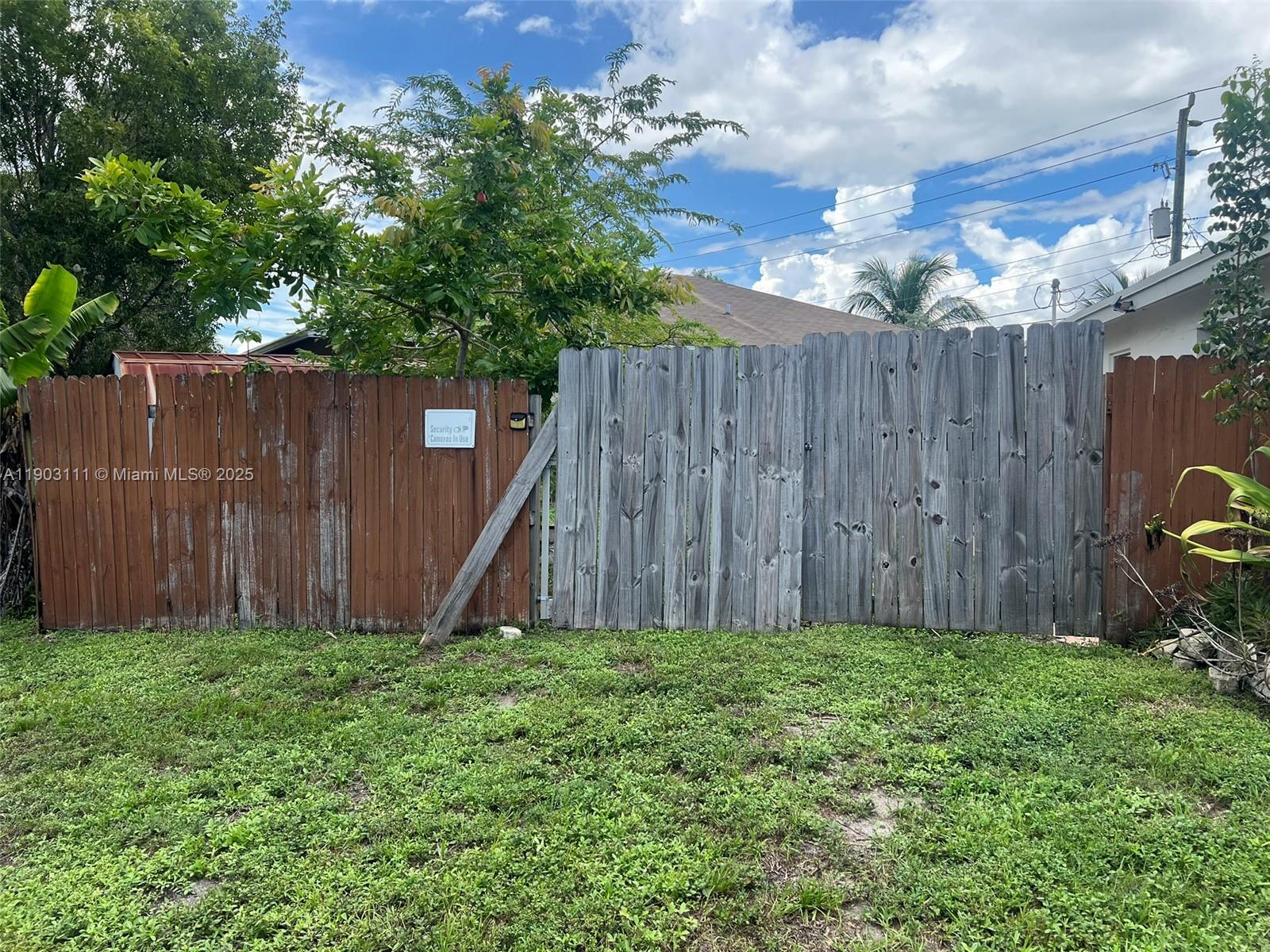 281 3 / 2 1140 sq. ft. $ 2025-10-27 0 Photo