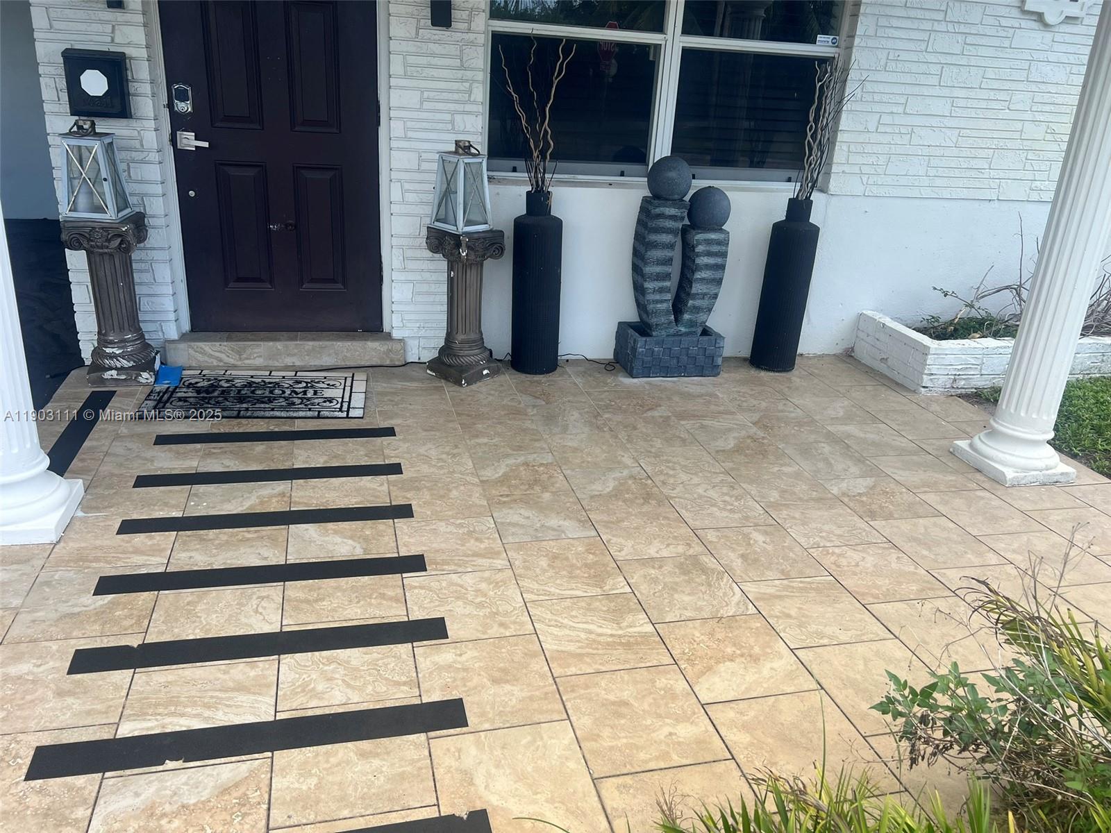 281 3 / 2 1140 sq. ft. $ 2025-10-27 0 Photo