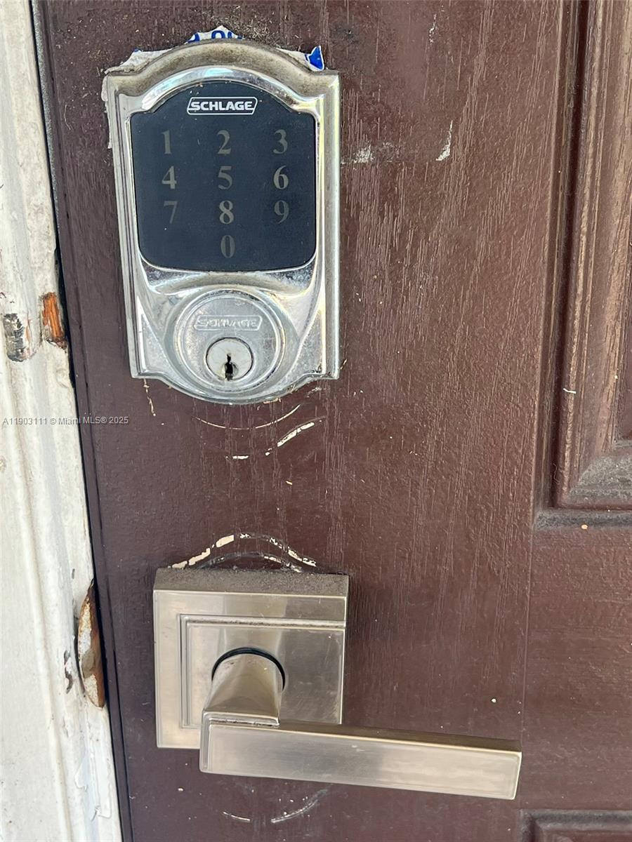 281 3 / 2 1140 sq. ft. $ 2025-10-27 0 Photo