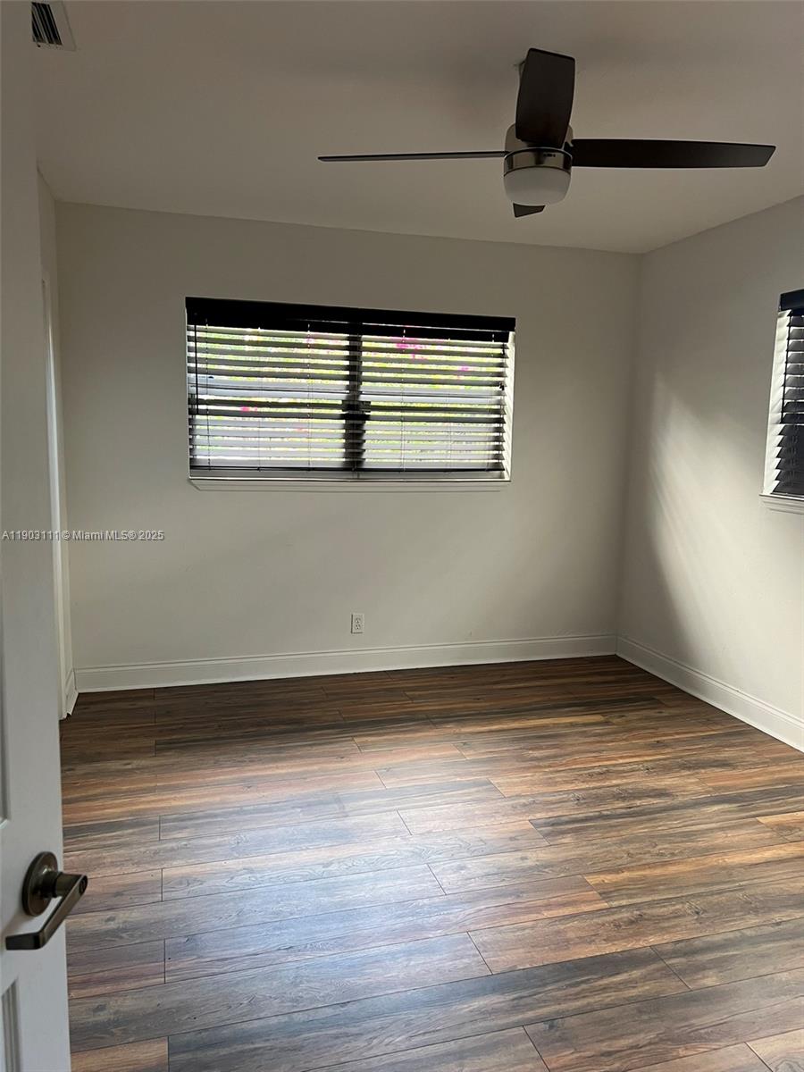 281 3 / 2 1140 sq. ft. $ 2025-10-27 0 Photo