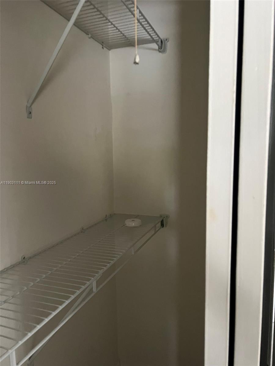 281 3 / 2 1140 sq. ft. $ 2025-10-27 0 Photo