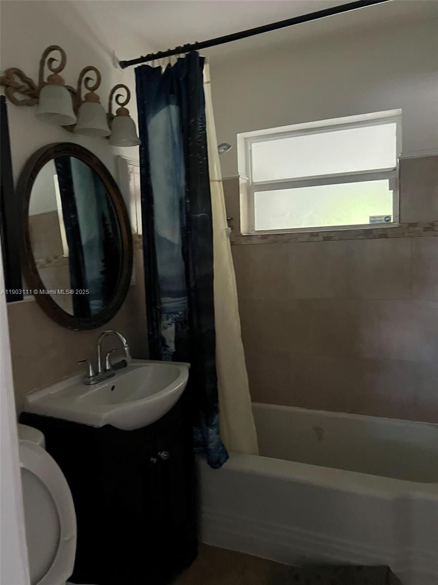281 3 / 2 1140 sq. ft. $ 2025-10-27 0 Photo