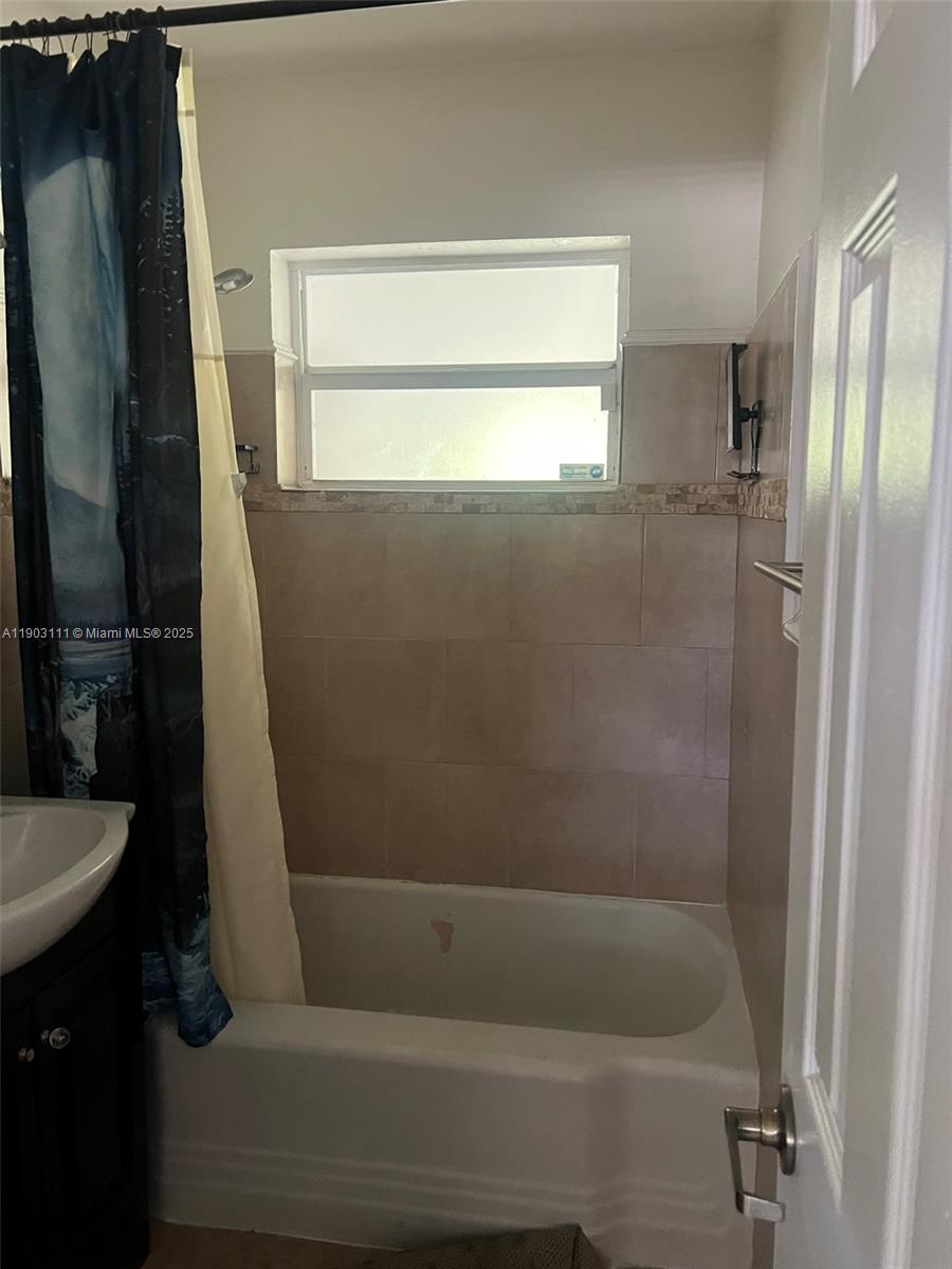 281 3 / 2 1140 sq. ft. $ 2025-10-27 0 Photo