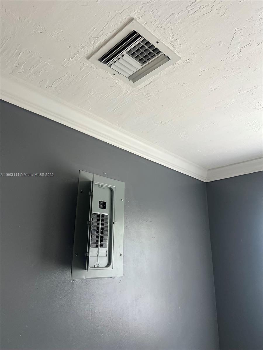 281 3 / 2 1140 sq. ft. $ 2025-10-27 0 Photo