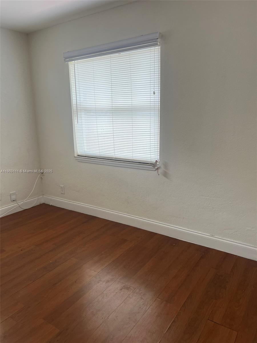 281 3 / 2 1140 sq. ft. $ 2025-10-27 0 Photo