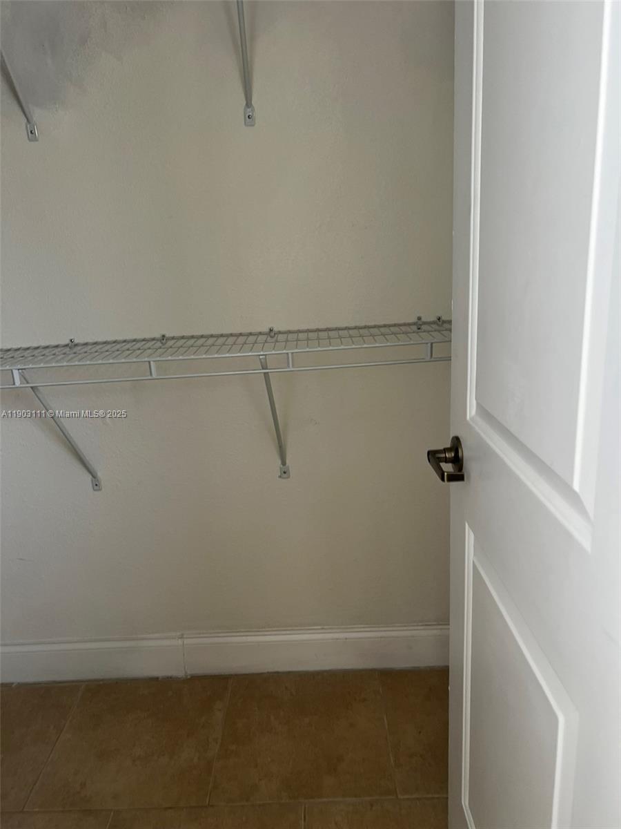 281 3 / 2 1140 sq. ft. $ 2025-10-27 0 Photo