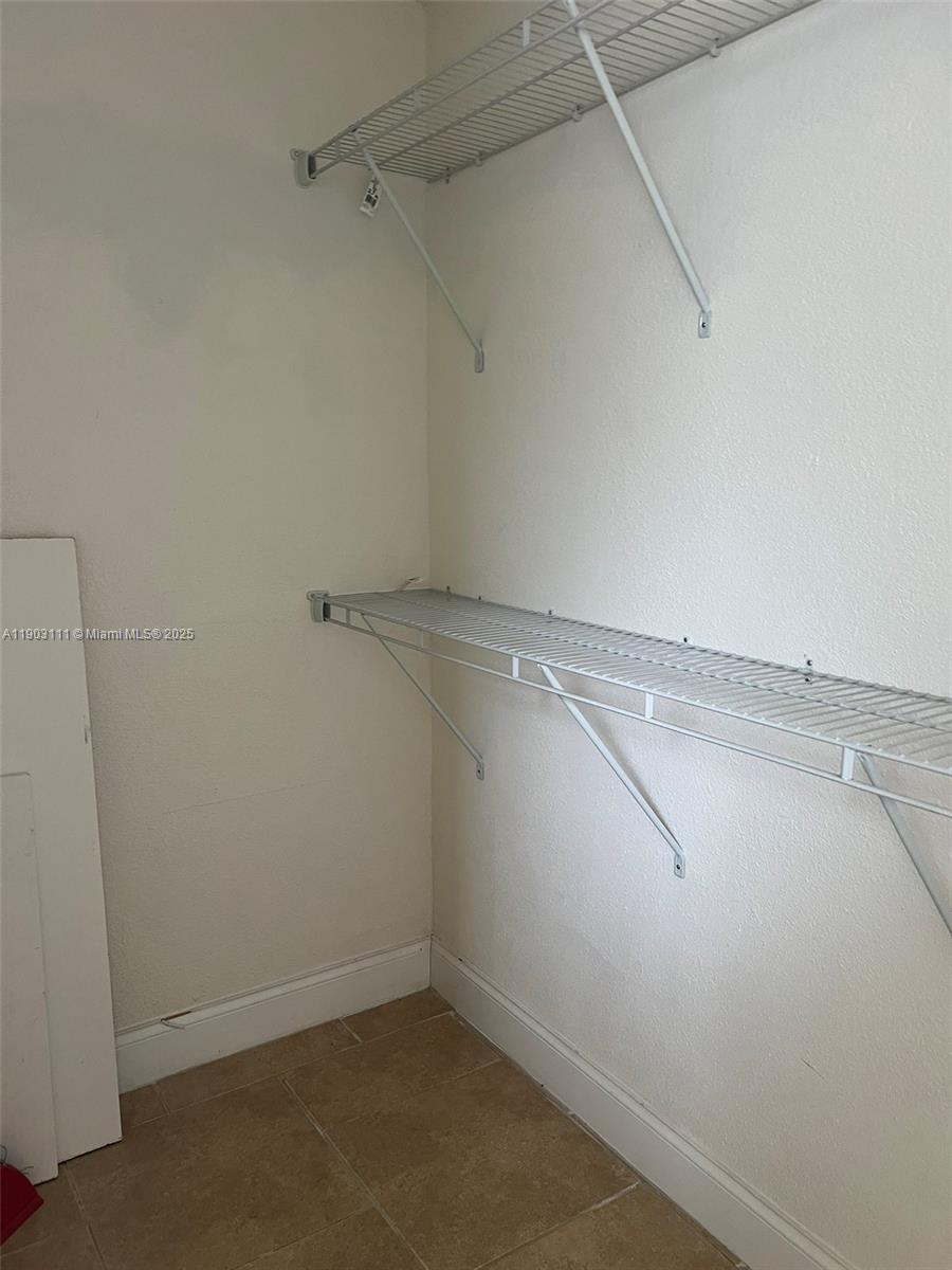 281 3 / 2 1140 sq. ft. $ 2025-10-27 0 Photo