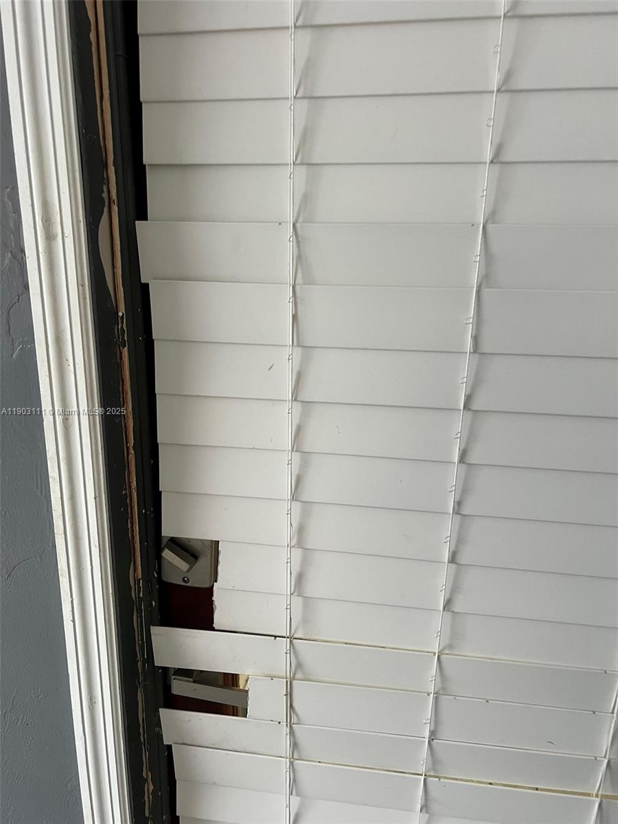 281 3 / 2 1140 sq. ft. $ 2025-10-27 0 Photo